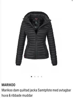 Svart quiltad pufferjacka Marikoo - Snygg svart dun jacka från Marikoo, avtag bar luva, med figursydd passform. Perfekt för kyligare vår/ höst dagar. Helt ny och har lapp kvar💕