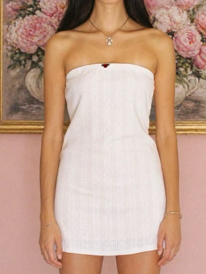 Spetsklänning - Klänning från Cou Cou Intimates i pointelle mönster (lappen är bortklippt). 💗Nypris 1500 kr.  Modellen finns ej längre att köpa.  Vit med röd ros som detalj.  100 % bomull Storlek S Aldrig använd  Mått Byst 39 cm Längd 60 cm