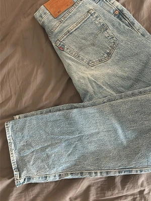 Levis jeans 501 - Hej säljer ett par levis jeans i storleken W30 L32 Skick 9/10 använd fåtal gånger som ni kan se på bilderna, skriv vid frågor osv. Priset kan ändras vid snabbaffär