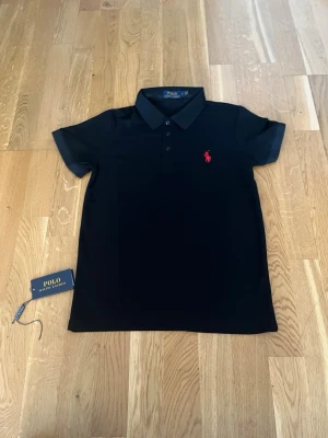 Svart pikétopp från Polo Ralph Lauren - Köptes när jag var utomlands i en utemarknad, har använts 1-2 gånger jätte fint skick som ny, etiketten finns kvar men den är av. Storleken är EU S. 