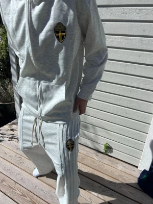 Ljusgrå Kapital Set - Grått Kapital jogging set med hoodie och byxor. Helt nytt och i storlek S. Skönt set med clean passform, passar perfekt både till vardags, chill och VM i sommar.