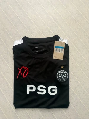 Svart PSG t-shirt från Nike - Special edition från psg Storlek M