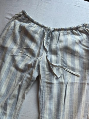 Lågmidjade linnebyxor - Somriga lågmidjade linnebyxor från H&M. Knappt använda så i gott skick! Storlek XS