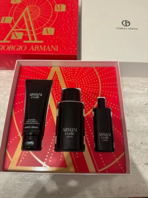 Rabanne 1 Million presentset 50ml + deodorant (helt ny)  - Armani Code Parfum presentset med 75 ml parfym + 15 ml travel spray + 75 ml shower gel. Helt nytt och aldrig använt i originalförpackning. Nypris ca 1 300 kr i butik.