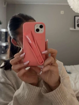 rhode mobilskal - säljer mitt mobilsamtal från rhode som är köpt på vinted, osäker på om den är äkta därav priset. Mobilskal + läppglans + förpackning ingår 