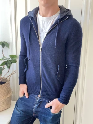 Boggi Milano cardigan  - Boggi Milano cardigan - sjukt skön cardigan. Med väldigt najs material. Inga defekter! Modellen i bilderna är 180 cm 75 kg och bär Storlek S , Kom med frågor! 🌟 (Kan gå ned i pris vid köp av paket 😉) 