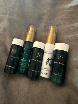 Rituals miniset dusch, lotion & body mist - Ett set med fem miniprodukter från Rituals: två bath & shower gel, en body lotion och två body mist. Produkterna kommer i mörkgröna och vita flaskor med guldiga detaljer. Perfekt för resan eller att testa olika dofter från Rituals. OÖPPNADE!