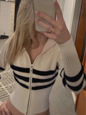 Zara zip hoodie - Zip up hoodie från Zara med luva i strl XS!