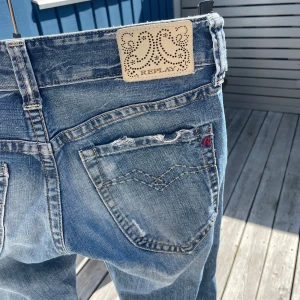 Blåa jeans från Replay - Snygga blå jeans från Replay med raka ben och klassisk design. Passar tyvärr inte längre! Skulle säga att det är ungefär XS i storlek. Midjemåttet är ca 80 cm. 