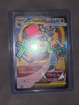 Mega Lucario EX Pokémonkort - Säljer ett holografiskt Mega Lucario EX Pokémonkort med 340 HP. Kortet har färgstark design med japansk text och ligger i ett skyddande plastfodral. Perfekt för samlare eller Pokémonfans som vill utöka sin samling.