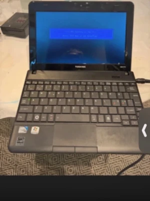 Toshiba svart bärbar dator - Säljer en svart bärbar dator från Toshiba med kompakt design och klassiskt tangentbord. Skärmen är mindre och datorn har en stilren, matt finish. Perfekt för dig som vill ha en smidig laptop att ta med överallt.