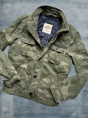 Hollister Camo Fieldjacket - En mycket trevlig fieldjacket från märket Hollister! Hör av dig vid frågor! 
