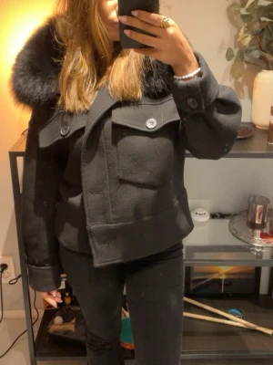 svart meotine jacka  - Jätte snygg meotine jacka som inte kommer till användning längre. Bara skriva om fler frågor 🌸