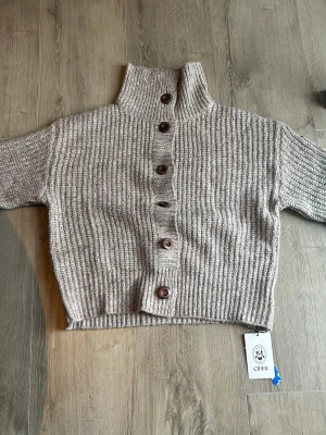 Stickad kofta  - Aldrig använf