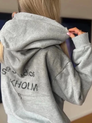 Acne hoodie KAMPANJ - VI kör en kampanj på en helt ny grå acne hoodie 1-3 dagars leveranstid storlek S passar både killar o tjejer