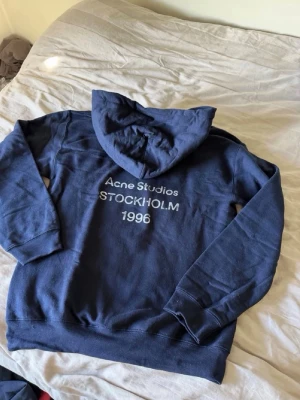 Acne studios hoodie  - Riktigt fet och eftertraktad hoodie med Acne studios loggan. Storlek M, skick 10/10!!  längd cirka 65cm, bredd cirka 53cm. Obs! Saknar lapp i nacken så är lite osäker på äktheten så därför är priset just nu på 999kr! Nypris runt 7000! Tveka inte med att ställa frågor!