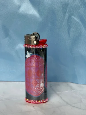 DÖD MARK//PINK - lighter - ⭐️1st Refillable BIC MAXI LIGHTER med wrap & rhinestones ⭐️ ✨🤍 FREEBIES (godis & random stickers) ingår i alla beställningar över 70kr 🤍