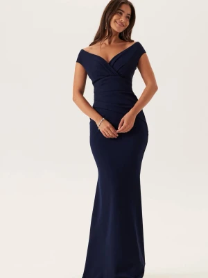 Marinblå Balklänning  - En super fin balklänning i marinblå från bubbelroom! Den är helt ny med prislapp och säljer då jag råkade köpa två och inte han lämna tillbaka den andra i tid! Klänningen är i storlek 38 och passade perfekt för mig, jag har vanligtvis storlek S och är 170cm lång💓