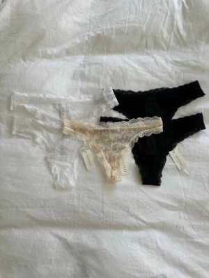 5-pack stringtrosor i spets💓 - Säljer ett 5-pacj stringtrosor från en underklädesbutik i Spanien. De är helt nya och otestade. Färgerna är vit, svart och en beige med småblommigt mönster. Alla har en feminin spetskant och är tunna och stretchiga. Perfekta för dig som gillar bekväma och snygga underkläder med romantisk känsla. Storlek är xs men passar även S!💓 Köps endast i pack!!
