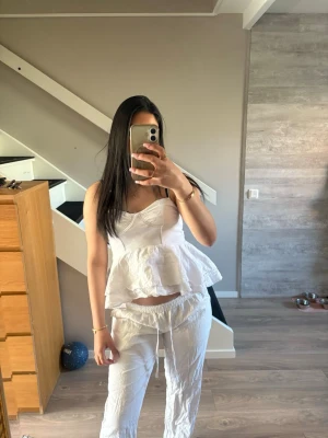 Madlady - Ett par väldig bekväma linnebyxor till sommaren. Inga fläckar har bara använt byxorna hemma 1 gång efter som att jag inte passar i linnebyxor:)