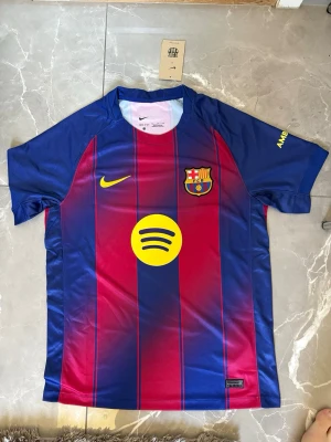 Barcelona matchtröja 2026 hemma - Nike Dri-FIT M - Säljer en officiell FC Barcelona matchtröja från Nike i Dri-FIT material. Fraktas omedelbart vid köp. 