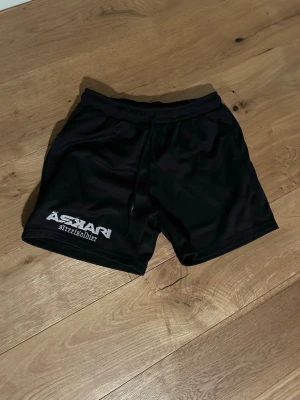 Askari shorts - Askari shorts i mycket fint skick knappt använda. Den enda defekten är att ena snöret gått sönder i tvätten.
