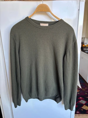 Kashmir tröja  - Tröja blandat med Kashmir och merino köpt i Milano för 1399, storlek S och är i utmärkt skick. Väldigt lite använd