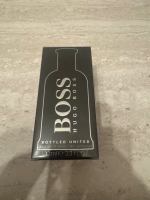 Hugo Boss Bottled United 100ml (helt ny) – nypris ca 850 kr - Hugo Boss Bottled United Eau de Toilette 100 ml. Helt ny och aldrig använd i originalförpackning. Nypris ca 850 kr i butik.