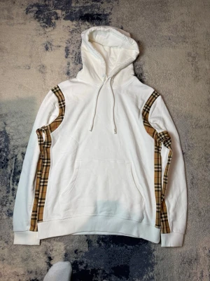 Vit Burberry Hoodie - Storlek M men sitter större. Han på bild är 185, 78kg! pris kan diskuteras vid snabb affär!