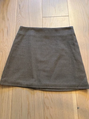 Lågmidjad kjol hundtandsmönster - Säljer en fin lågmidjad minikjol:) går att justera midjehöjden beroende på hur man vill att den sitter.