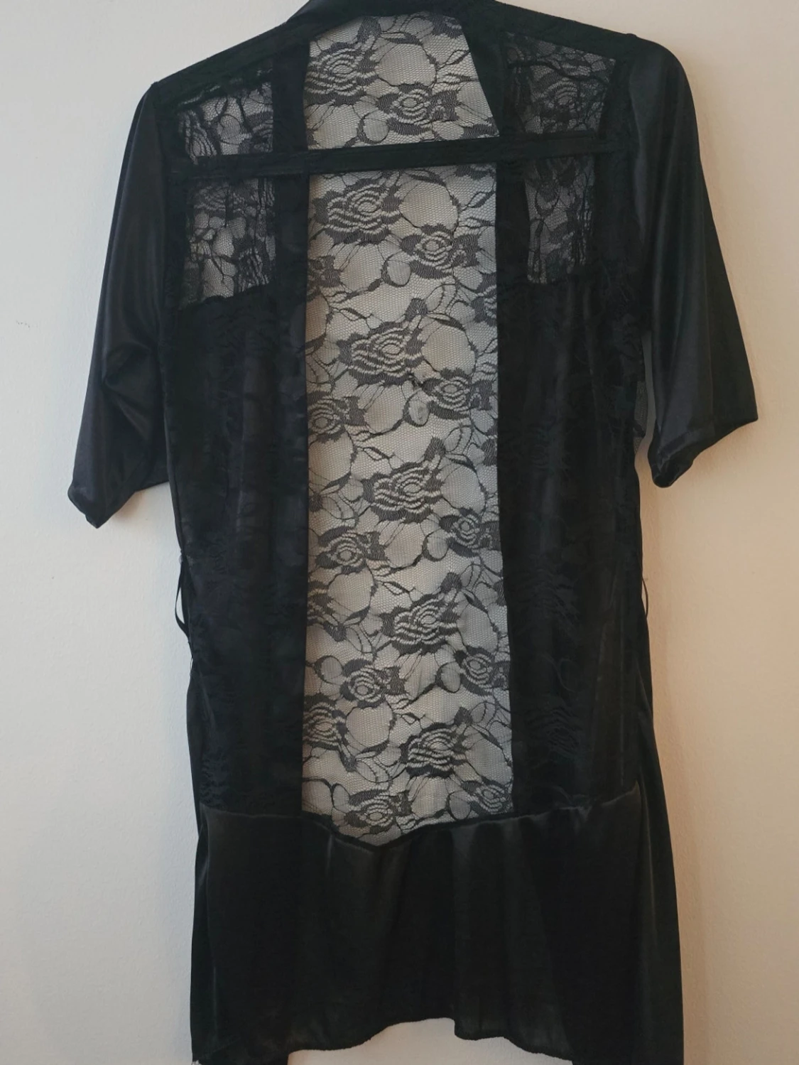 Svart negless med spetsdetaljer - 1