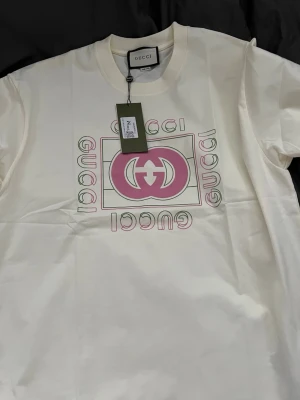 Zara t shirt - Hej säljer en fin GG t shirt med det ikoniska GG emblemet i rosa, priset kan disskuteras. Ny som gott skick. Tags osv medföljer.
