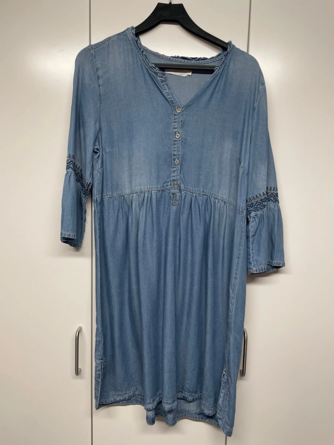 Blå jeansklänning med knappar från Cream