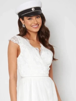 Vit studentkläning Bubbleroom. XS. Öppen rygg. Spets.  - Vit spetsklänning med öppen rygg. Använd 1 gång. Finns inget att anmärka på. Jättefint skick. 