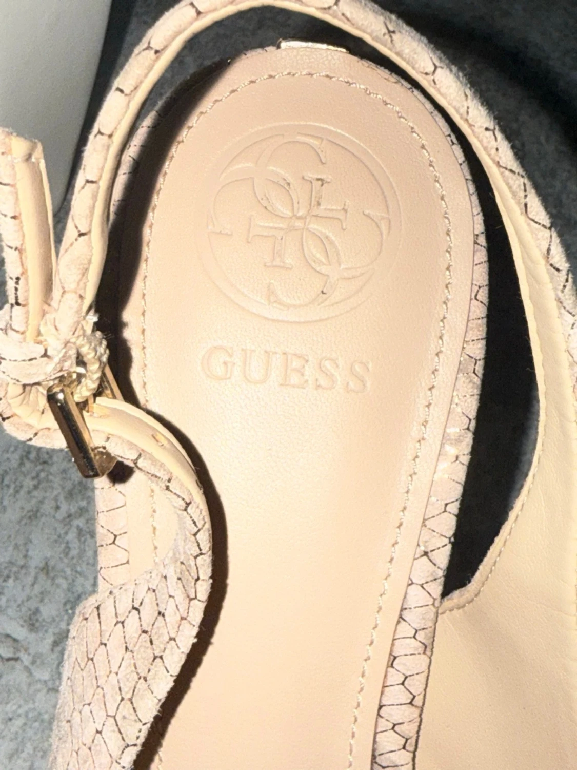 Beige peep toe pumps från Guess - 4