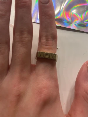 Wow/Mom ring Edblad - Wow ring från Edblad i guld. Vet ej vilken storlek men är för ganska smala fingrar