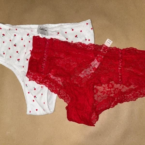 Ny! Victoria’s Secret 2 st trosor M - Nya med prislapp! Trosor från VS i storlek M. Vit pointelle med körsbär och hjärtan & röd spets. Värde 260+