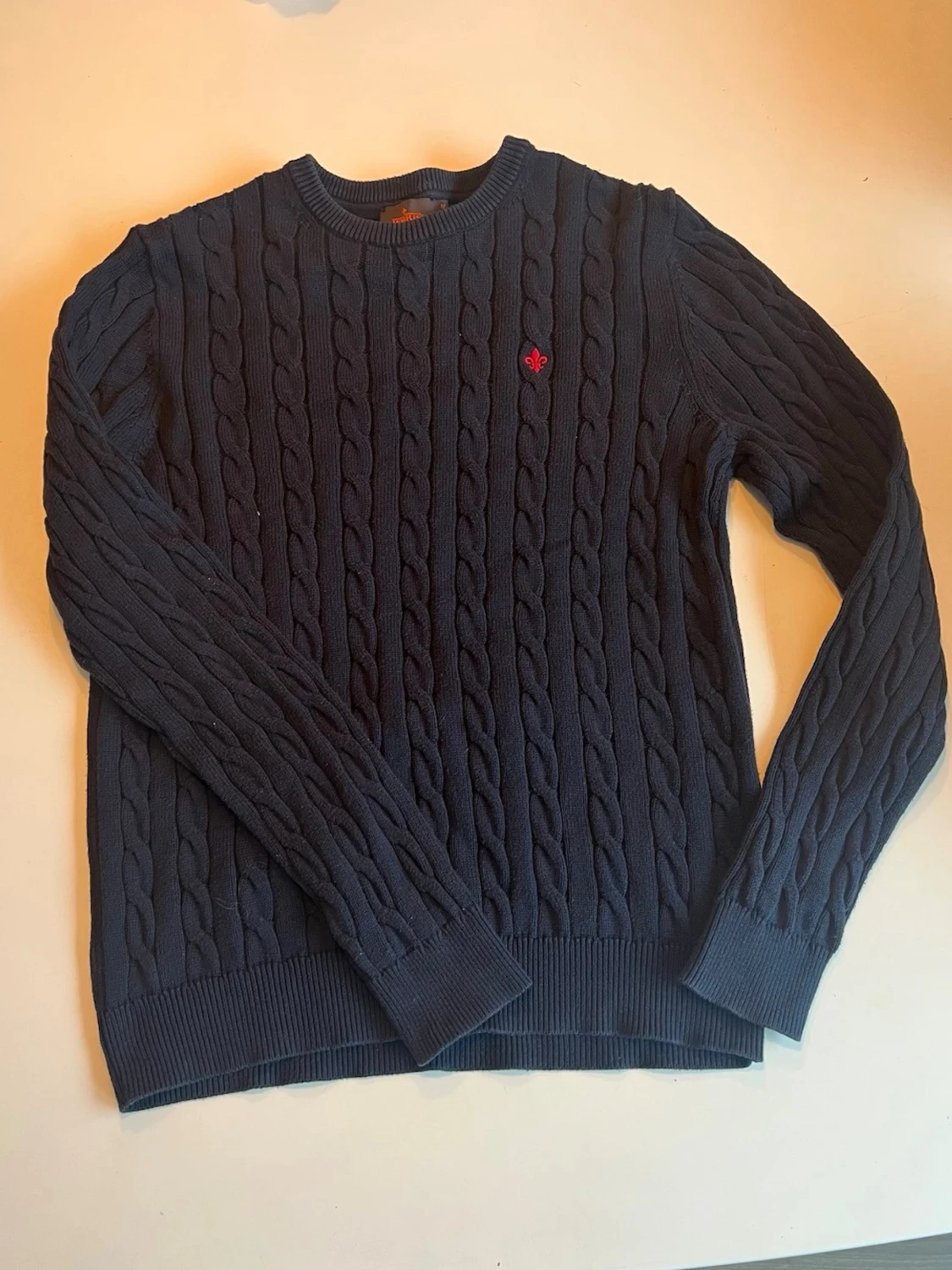 Mörkblå kabelstickad tröja från Morris