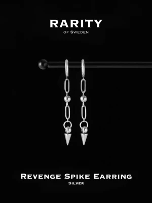 Revenge Spike örhängen silver - Snygga örhängen i silver från Rarity of Sweden med kedjedetaljer och spetsiga spikes längst ner. Designen är edgy och modern med metalliska kulor och avlånga länkar som ger en cool vibe. Perfekta för dig som gillar statement-smycken.