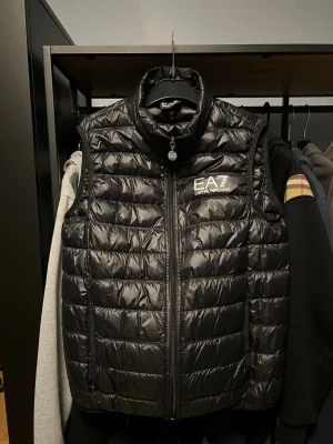 Ea7 väst - Säljer nu min Ea7 Emporio Armani väst i Top skick, Inga tecken på användning. Pris kan diskuteras vid snabb affär. Vid fler bilder eller frågor skriv privat.