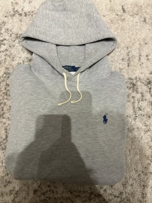 Grå hoodie från Polo Ralph Lauren - Riktigt fet hoodie från Ralph Lauren i väldigt fint skick! Strl M passar även S