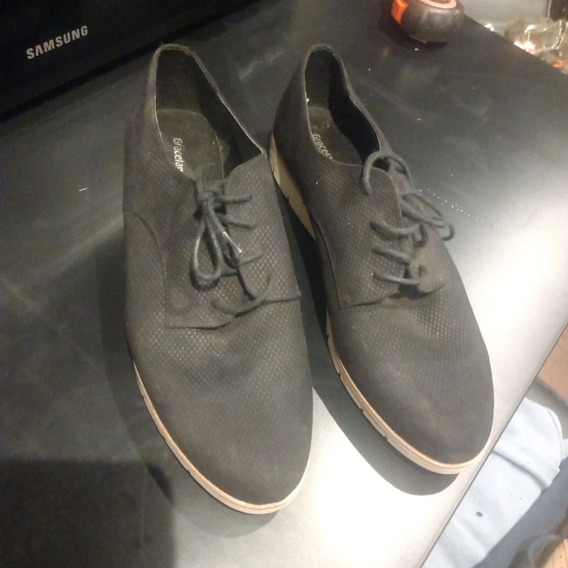 Svarta loafers med vit sula