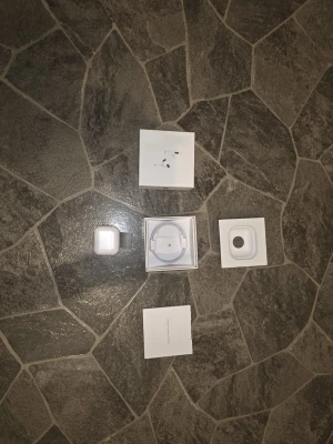 Apple AirPods 3 - Säljer ett par vita Apple AirPods Pro med trådlöst laddningsetui. Hörlurarna är i klassisk Apple-design, tillverkade i plast och levereras med originalkartong, laddningskabel och manualer. Perfekta för dig som vill ha grymt ljud och smidig anslutning till din iPhone.
