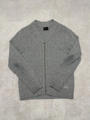 Peak performance kofta - Grå peak kofta / Nopprig på armbågarna, kan lösas med noppborttagare innan frakt