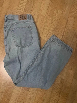 Ljusblå baggy jeans från sweet sktbs - Säljer ett par klassiska ljusblå jeans från sweet sktbs med baggy passform och hög midja. Perfekta för en avslappnad och trendig look.