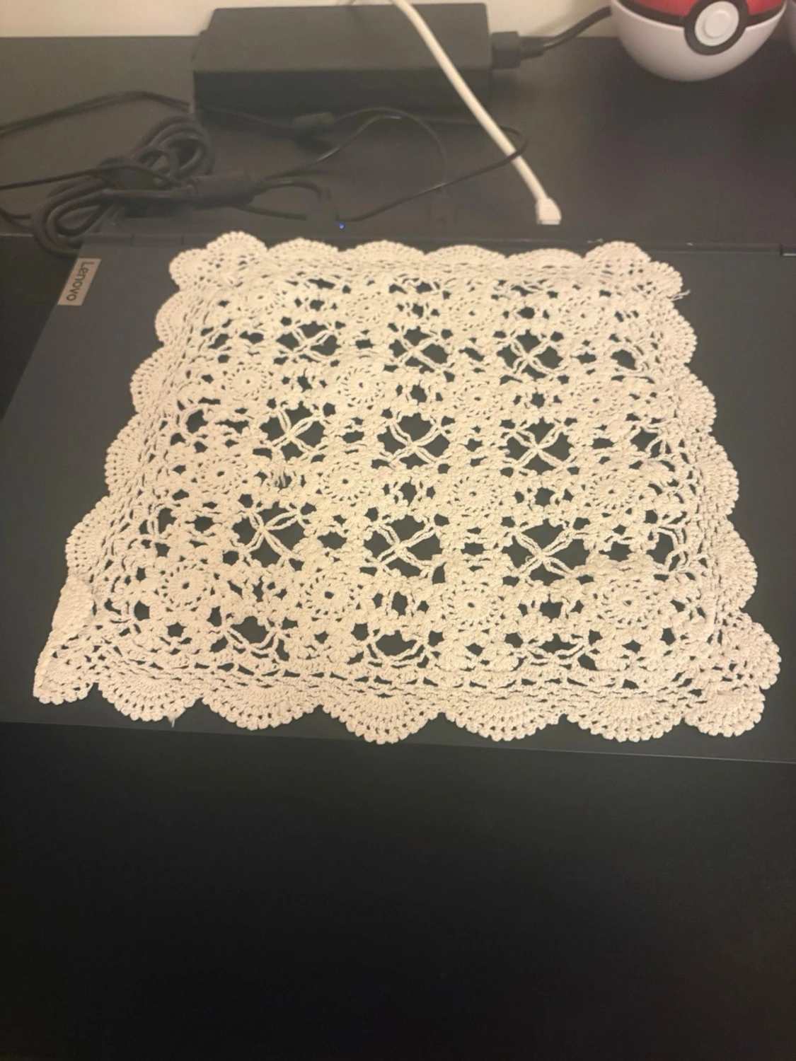 Virkad vit duk med spetsmönster