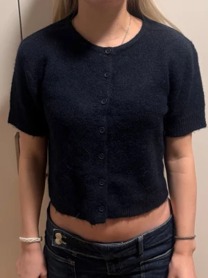 Mörkblå kofta med knappar - helt ny 💖 gina young 