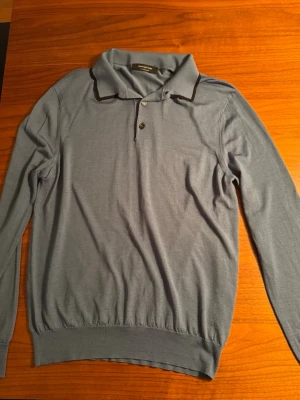 Zegna långärmad Polo  - Säljer nu min fina Zegna polo, detta är chansen att få köpa en extremt kvalitativ tröja till ett schysst pris. Tröjan är köpt 2020 dock så är skicket extremt fint pga av lite användning. Material- 70% wool 30% silk.