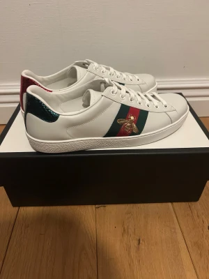 Vita sneakers från Gucci - Kom priv vid intresse. Som nya aldrig använda som dom skulle kunnat vara direkt från affären. Perfekt för dig som vill ha en stilren och exklusiv look. autentiska. Lappen som jag visar i bilden är en agent från vestire som har autentikersat kollat dom. 