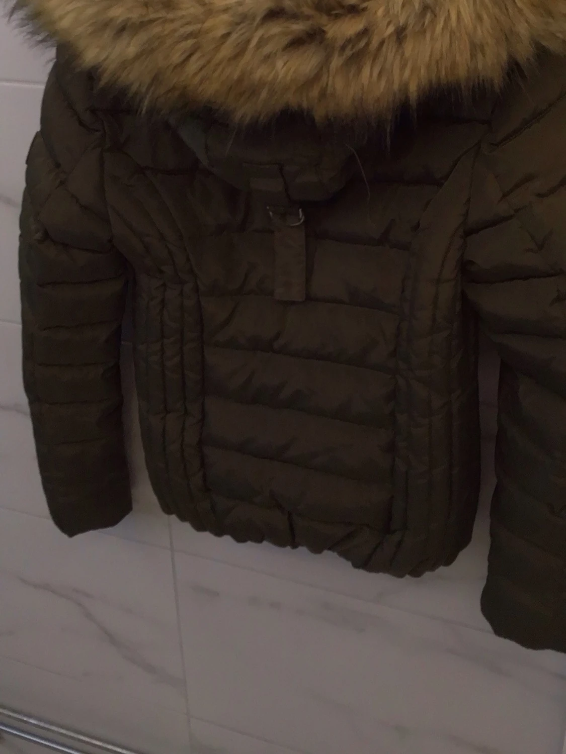 Olivgrön pufferjacka med fuskpäls - 3